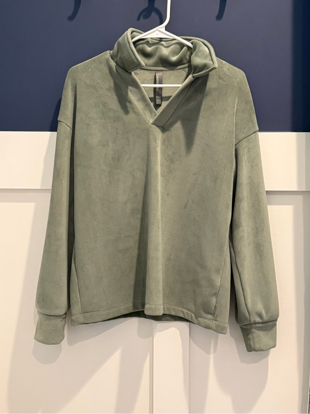 Mondetta Sage Green V‑Neck Pullover Size M Like New!!  Softest ever!!